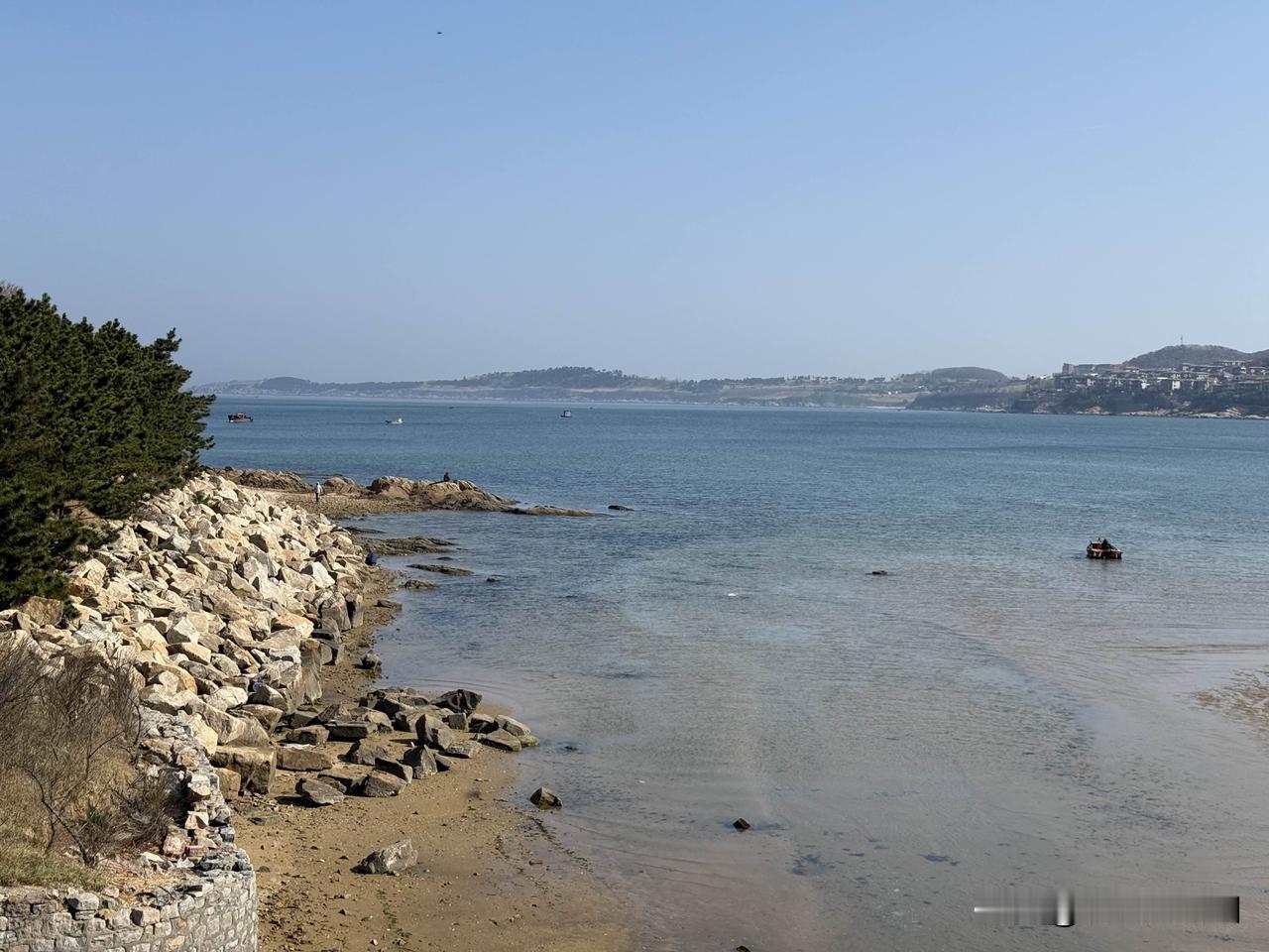 野滩•新韵

沙鸥去后野滩空，独自斜阳拍浪声。
三月春深青更远，归帆今夜有无风。