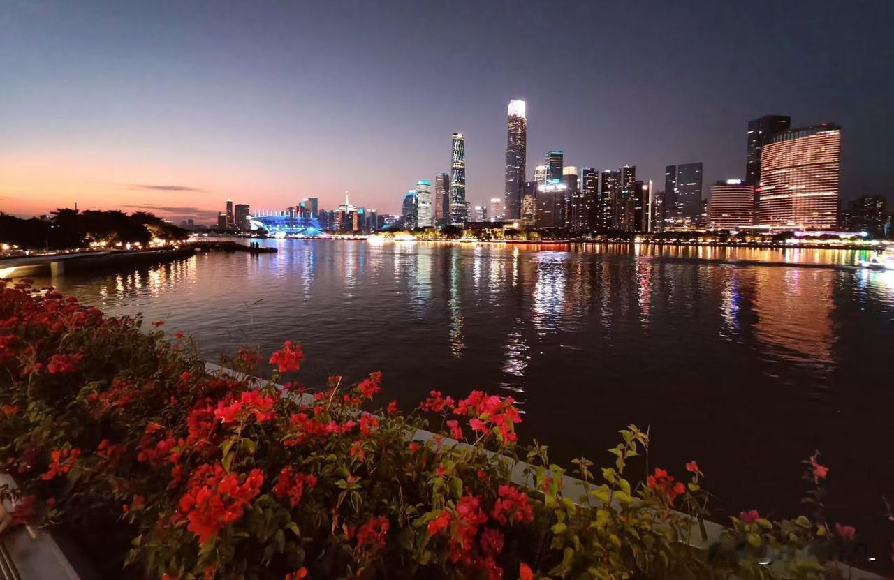广州塔附近有哪些美景？
海心桥夜景+广州塔夜景
晚上出来绕一圈，广州最美的夜景就