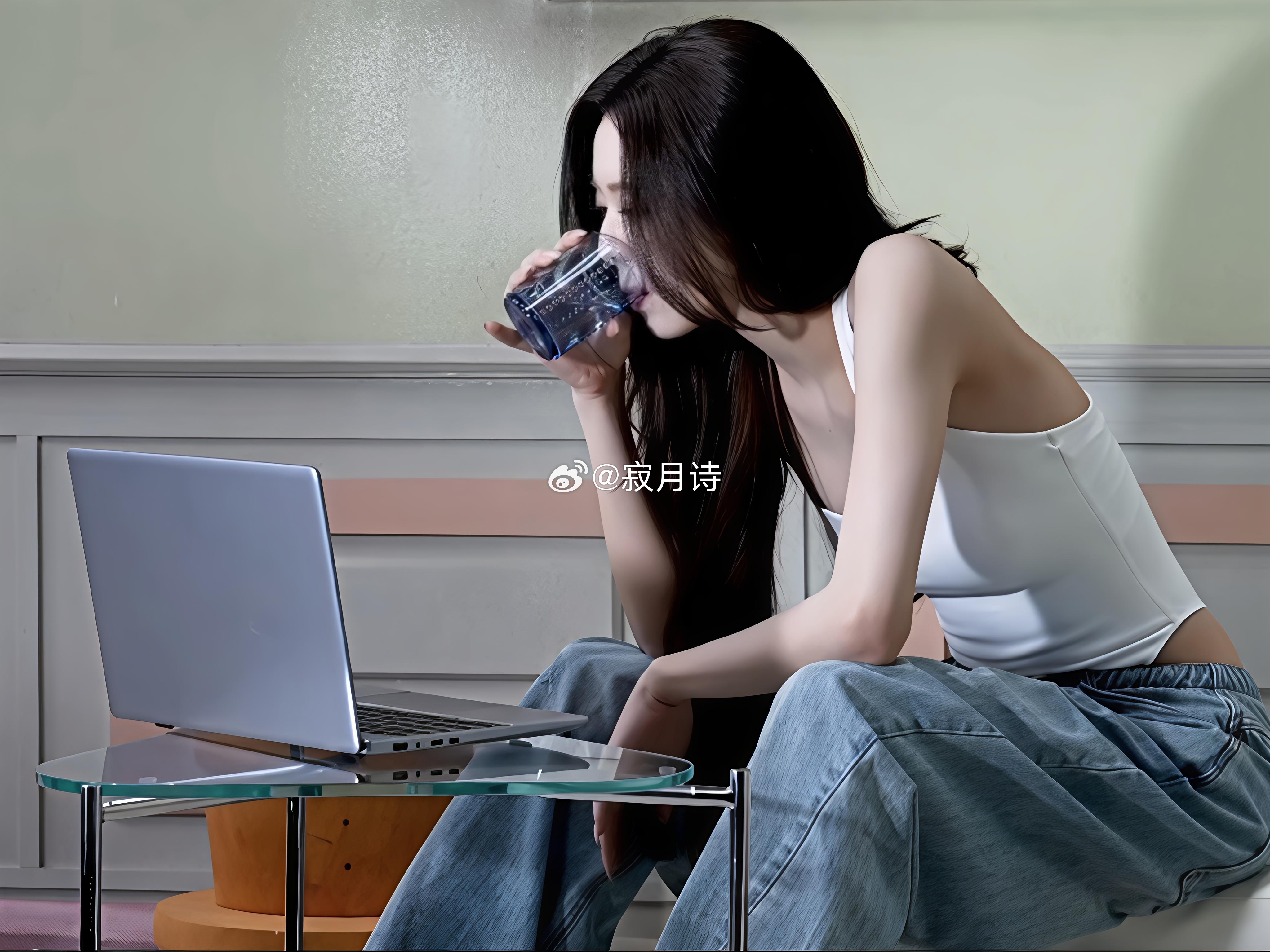 晚风裹着淡淡的橘子汽水味，漫过窗台的时候，我忽然有点晕。不是喝醉的眩晕，是轻飘飘