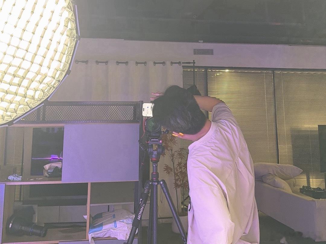 车展忙的晕头转向还能夹缝中拍两个视频今晚要不睡公司沙发吧？反正我回家、住酒店也几