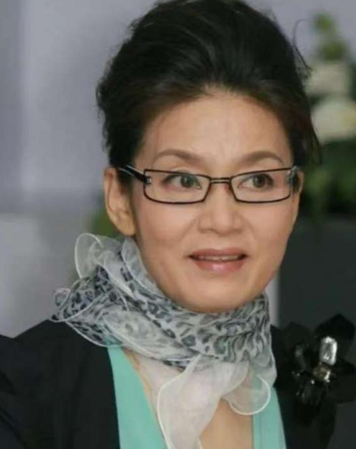 1979年，刚结婚1年的潘虹，出轨了导演杨延晋，可杨延晋的妻子洪融不是省油的灯，