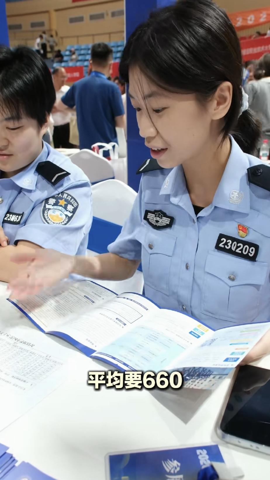 公安大学的警察小姐姐真是太优秀了，她们应该是在校学生，为学校招生宣传，回答也是非