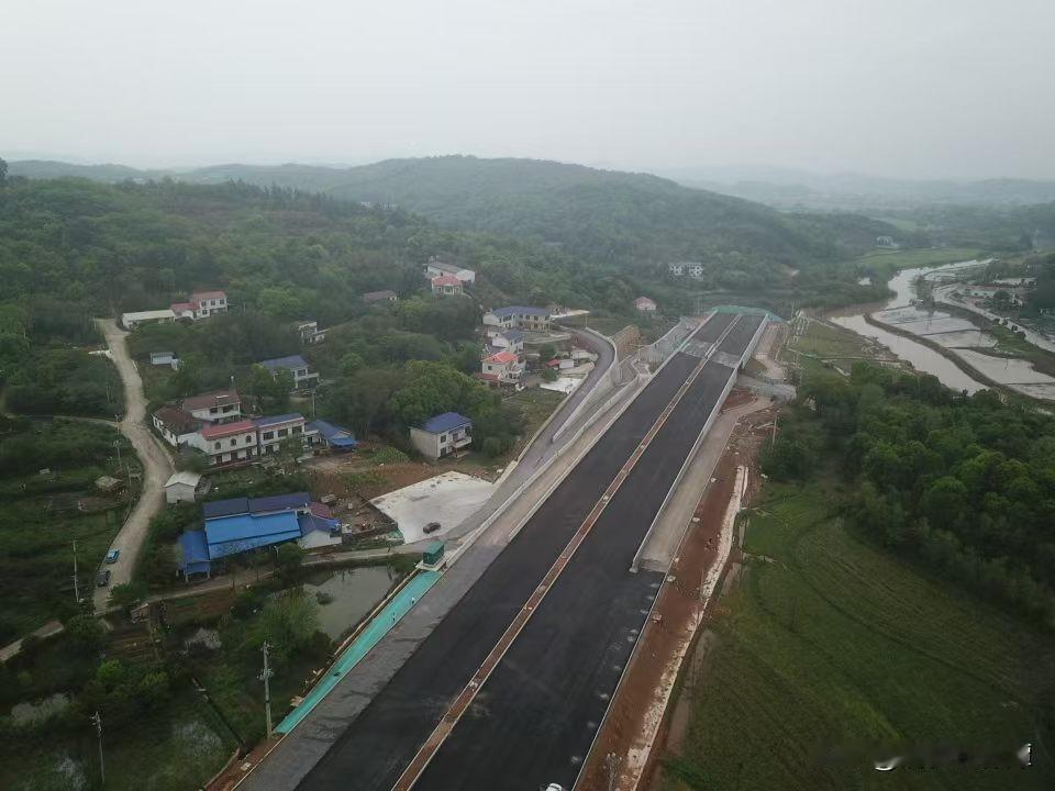 2026年4月12日，黄桥大道南延线建设进展，照片用无人机从南到北航拍的，最近雨