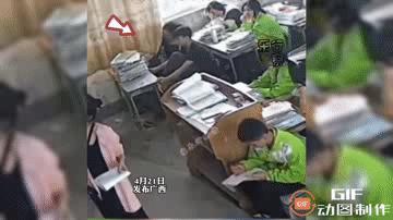 “太大胆了，必须开除！”广西某学校，一年轻女老师拿着粉笔，在黑板上书写教案，这时