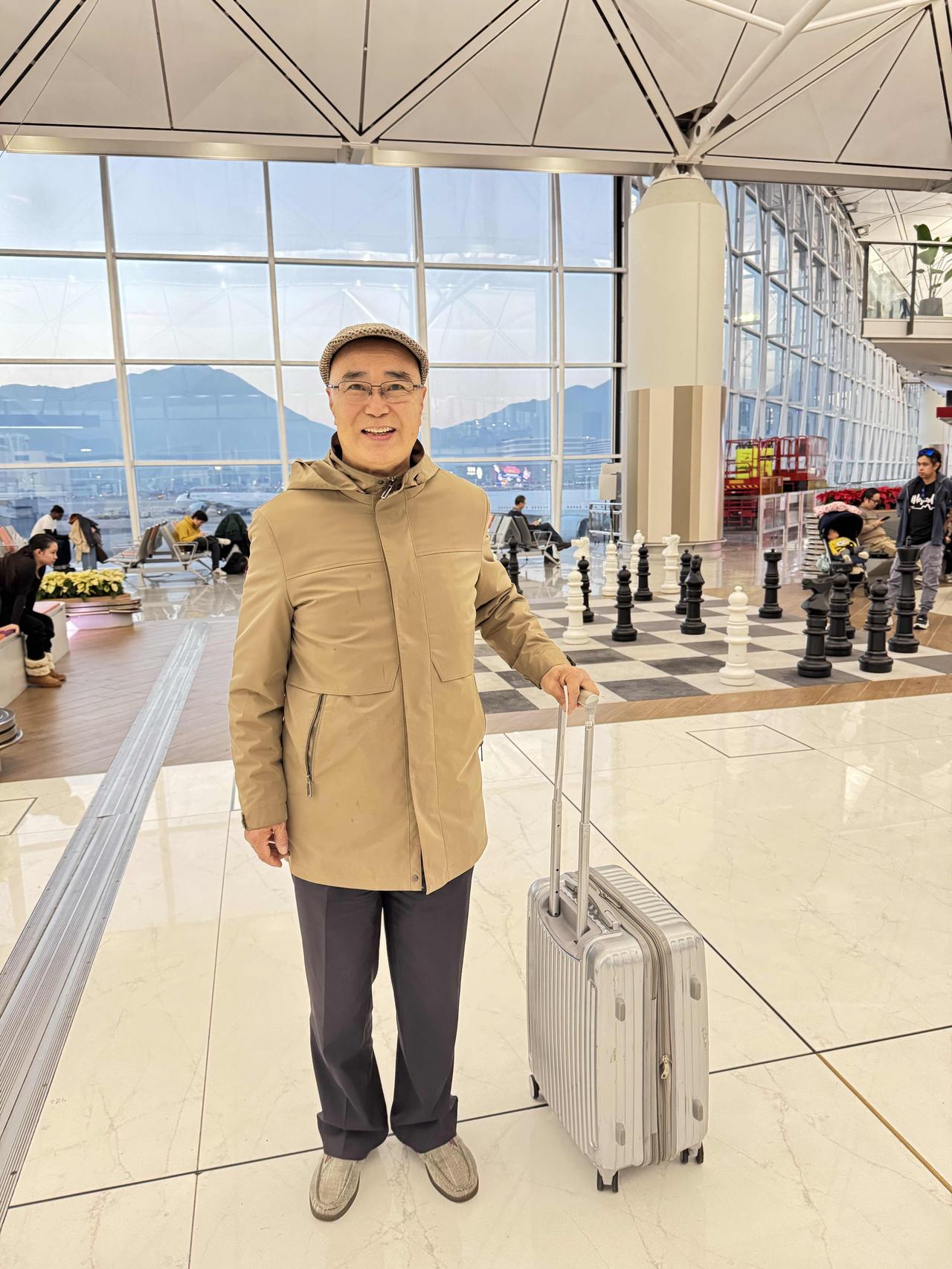 香港的体验真的很“矛盾”！狭窄街道两旁是鳞次栉比的高楼，住房紧凑到尽显“垂直城市