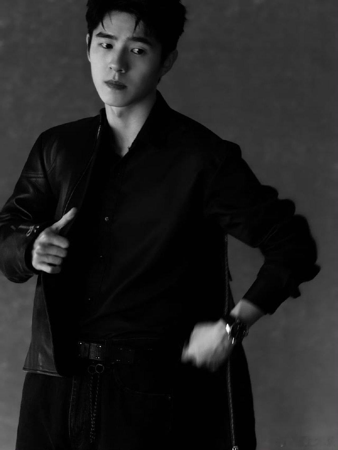 刘昊然黑皮衣杀伤力 穿上黑皮衣的刘昊然，仿佛拥有了无尽的魅力。每一个动作，每一个