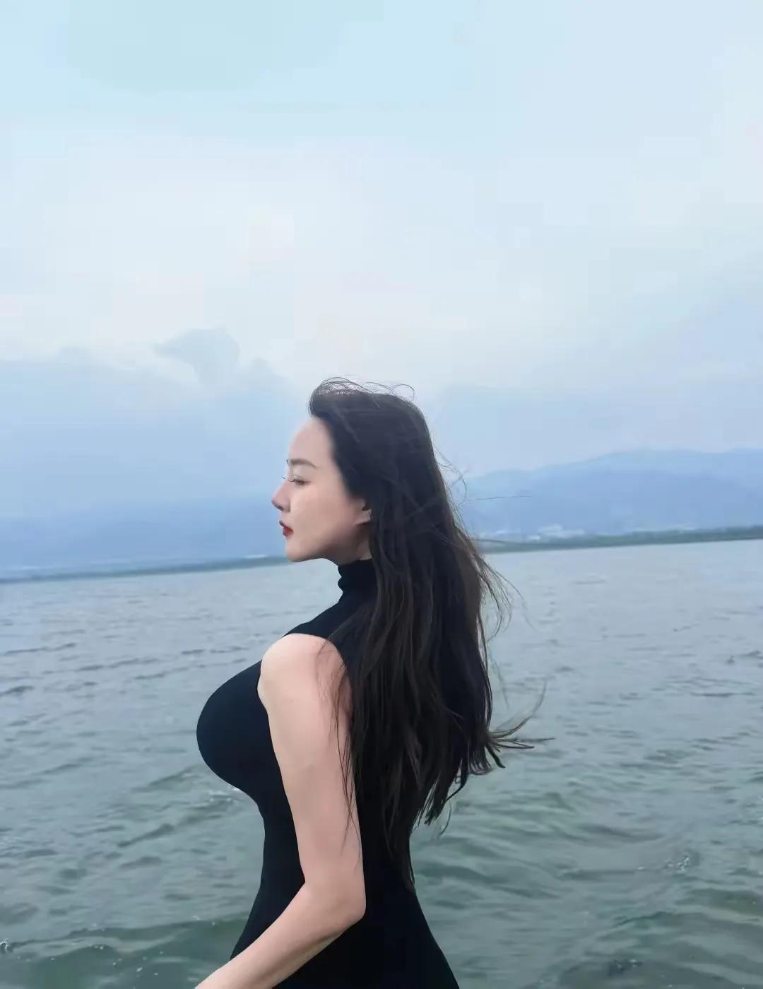 十里平湖霜满天
寸寸青丝愁华年