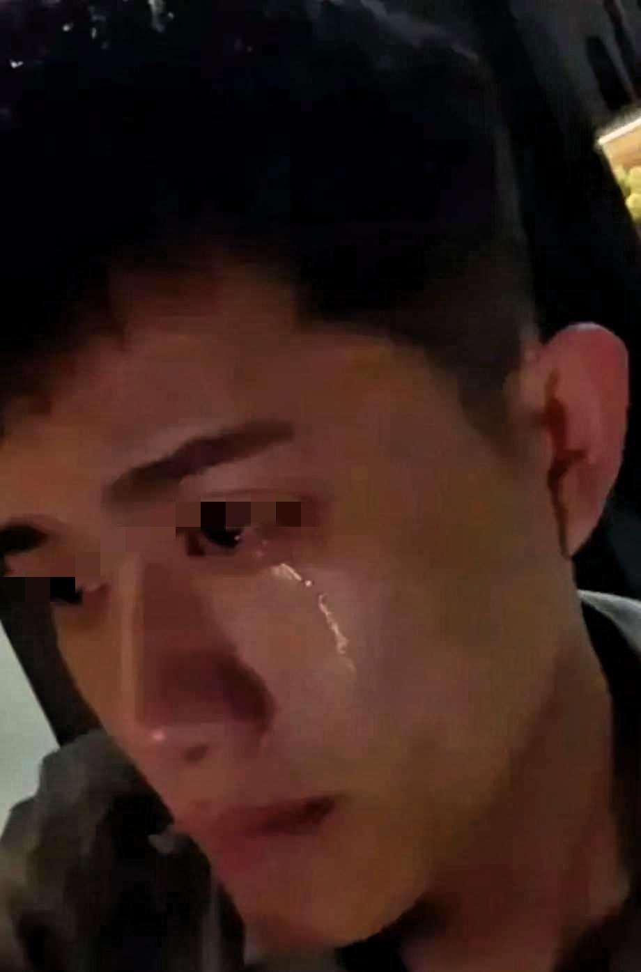 山东一男孩，因为太穷辍学，家里实在无力承担他的学费，无奈之下，只能外出打工，早早