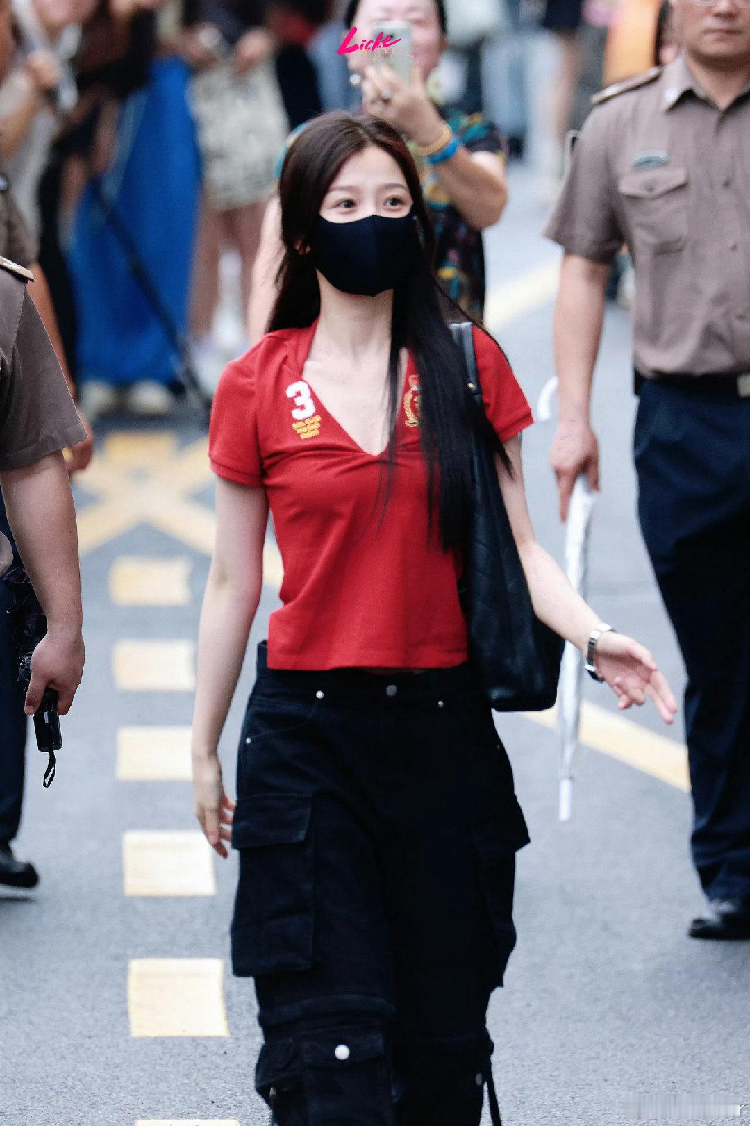 虞书欣念相思开机请客虞书欣长生骨开机状态 好美！虞书欣开机大吉，期待新角色 
