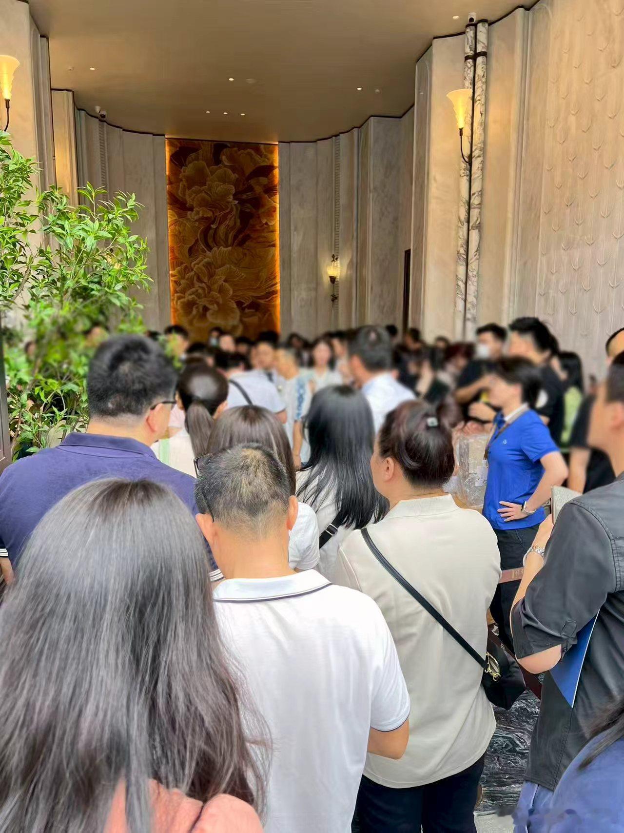 保利海韵，今天人还是超级多，已经认筹300多组了，筹满就马上开盘，顺便再推下一栋