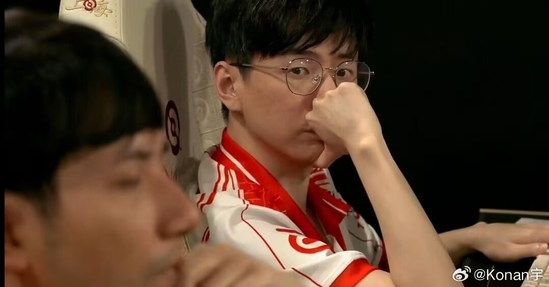 查理斯：我说实话，森哥刚去打职业的时候我确实发自内心的不是很看好，当时我直播也说
