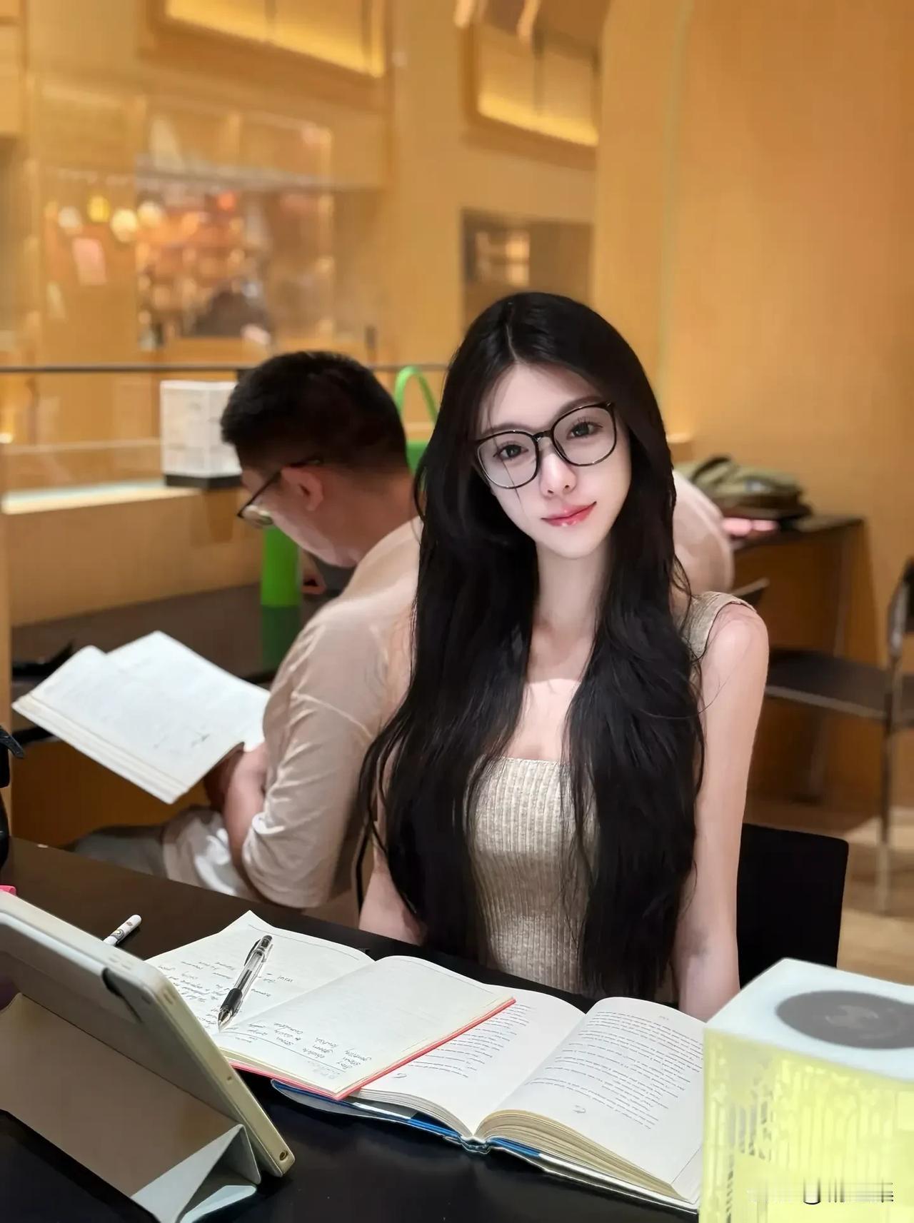 在咖啡馆里，专注学习的小姐姐，笔记和书本相伴。