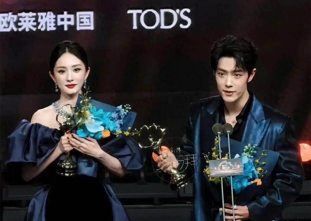 2026微博之夜还没正式开始，

后台的一张沙发却提前上了热搜。

原本第二排的