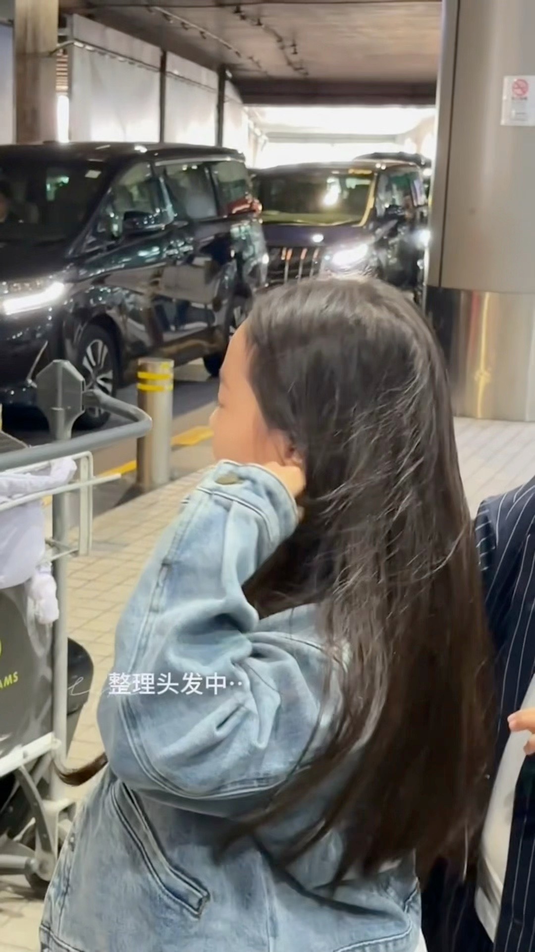 朵朵帮小酒窝整理头发小酒窝向粉丝介绍朵朵 啊啊啊啊啊啊啊这个 ​​​