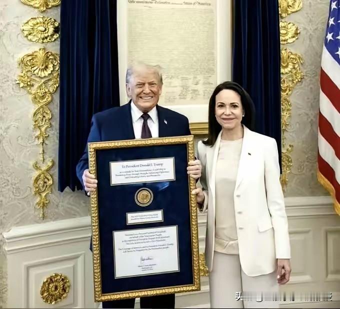 看下图，拿到诺贝尔和平奖的那一刻，特朗普心想，你挪威诺奖组委会不给我又怎样？马查