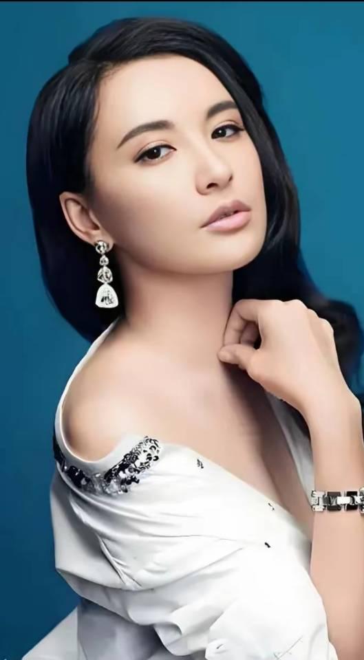 莫小奇，内地女演员、主持人，兼具知性与成熟风情。留学海外，演技富有张力，凭借《一