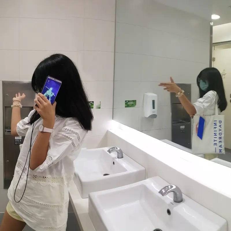 今天去医院遇见一个很搞笑的事情，那个人的对话直接惊讶到我了[捂脸]
一早，我就往