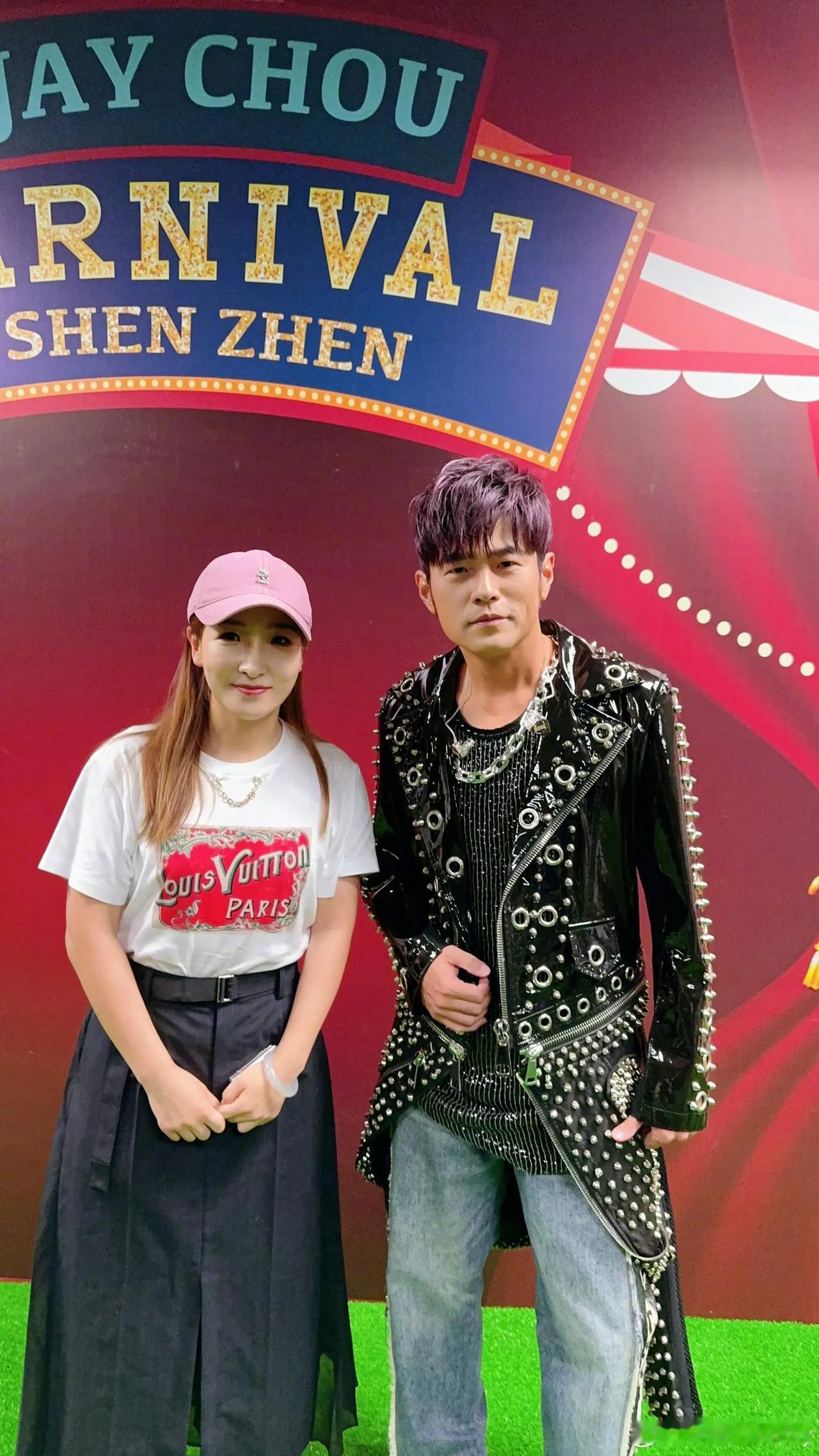 #刘诗雯周杰伦同框#
@刘诗雯Sunny 分享与周杰伦合影 ​​​[哆啦A梦微笑