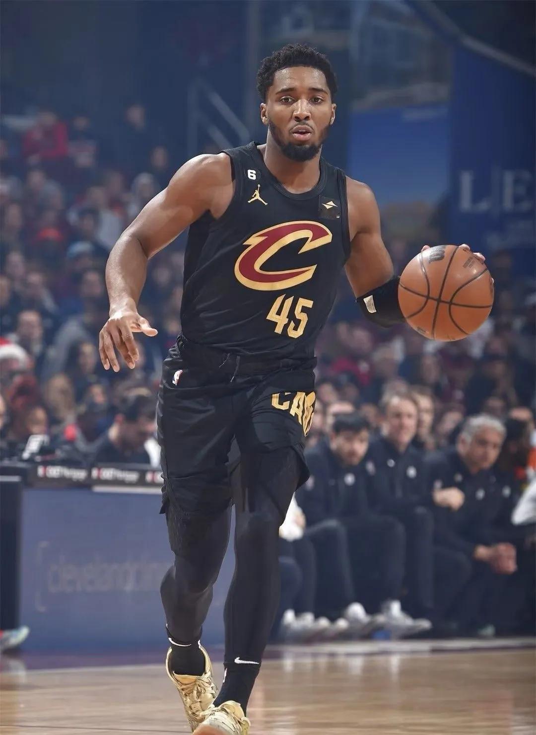 米切尔拒绝了骑士开出的3年1.2亿的续约合同，不同意有可能加盟湖人！

骑士本赛