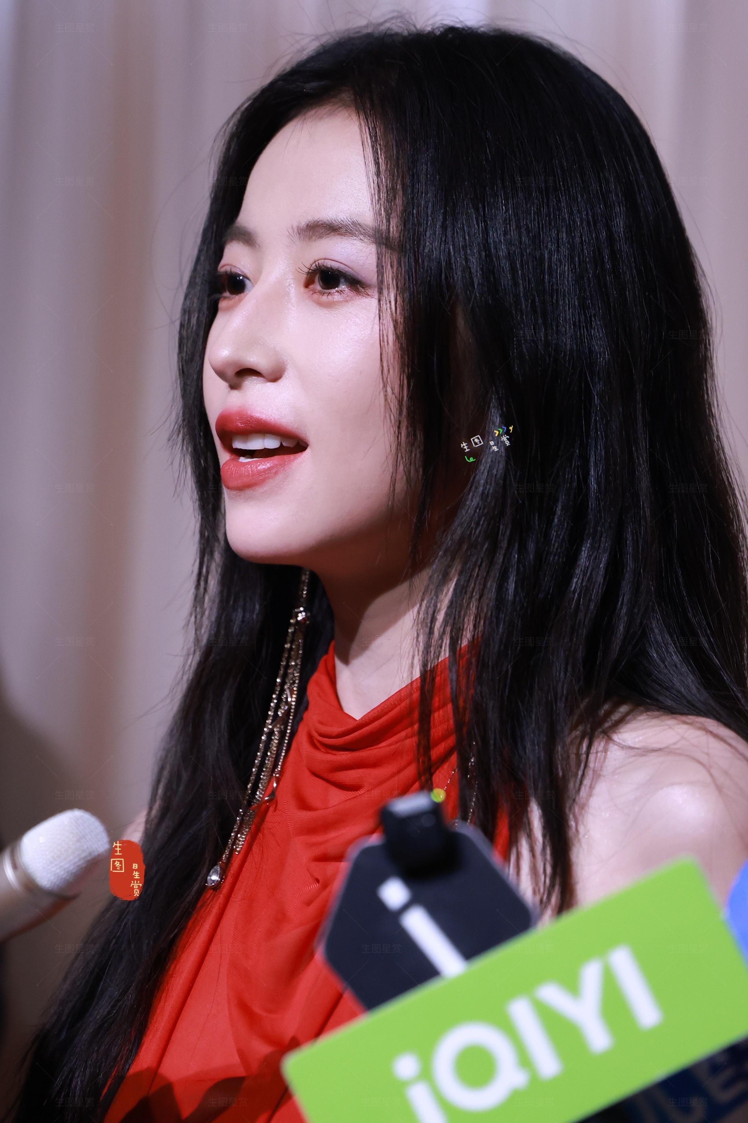 周雨彤侧颜杀，红气美人❤️ 