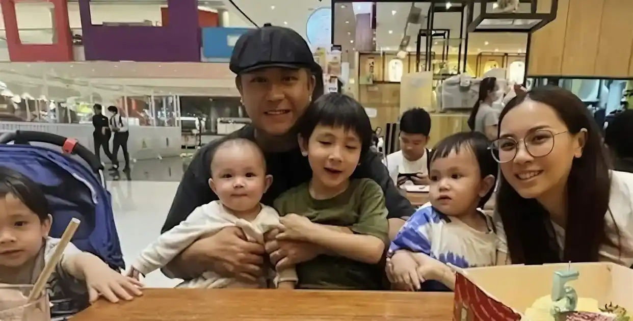 香港艺人张致恒家中深夜断电，无力支付电费，四子酷暑之下只能脱衣降温 