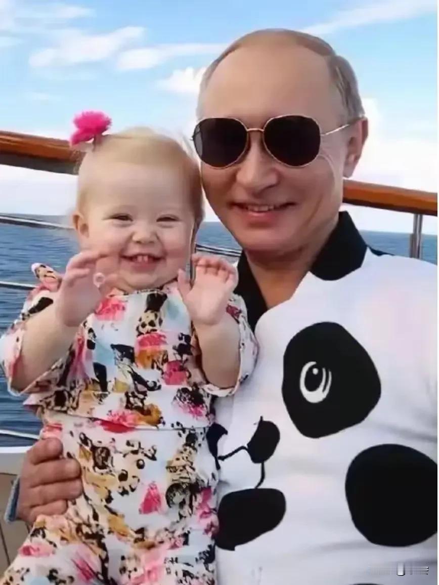 平日里看惯了普京大帝雷厉风行的样子，突然看到他穿黑白上衣抱孩子的画面，竟然觉得有