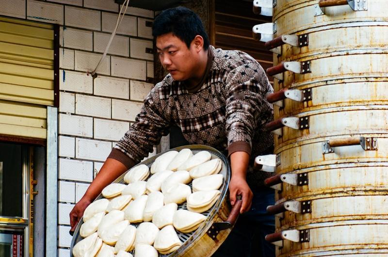 用酵母发3面蒸馒头要不要放碱面，得看情况。一般来说不用放，酵母是活性微生物发酵剂