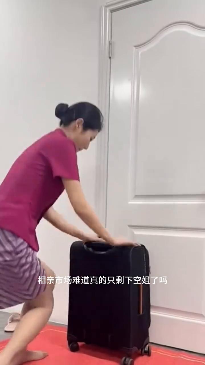"相亲市场"为何只剩下空姐了？
相亲市场难道真的只剩下空姐了吗？真的差不多的。每