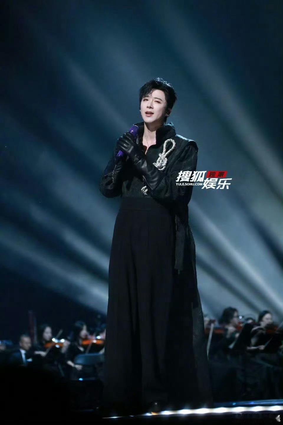 刘宇宁全新高定刘宇宁共创之夜神图刘宇宁烟火星辰舞台高定，帅，[哇][哇][哇][