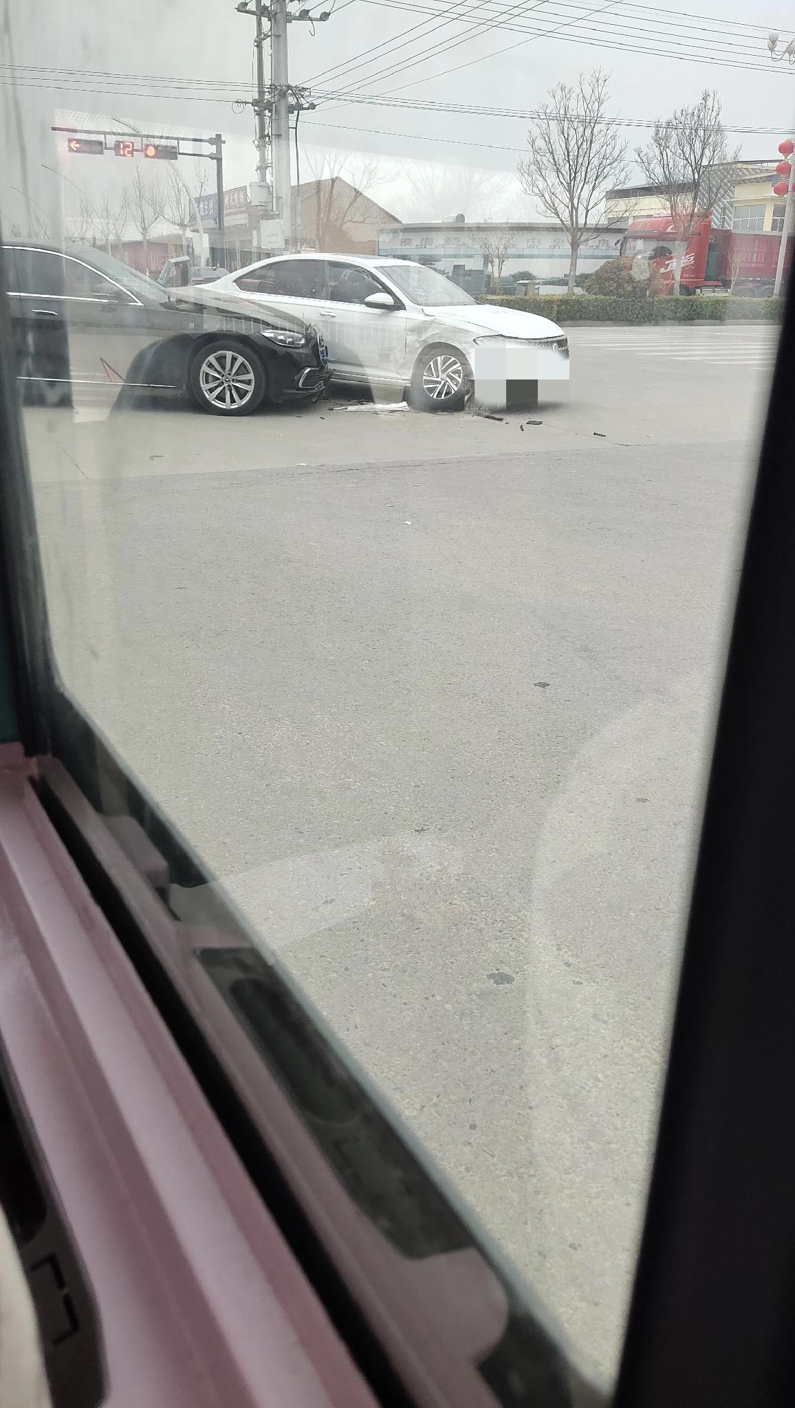 道路千万条，安全第一条。
今天在拿快递的路上看到有两辆车撞得很惨烈，还好人没事。