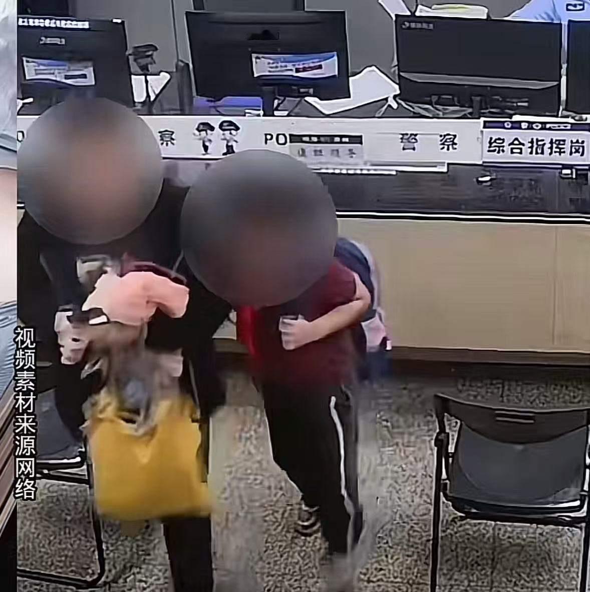 珠海，小朋友放学到公交站准备转车，可是他等了好久都没有看到自己要乘坐的公交车。原