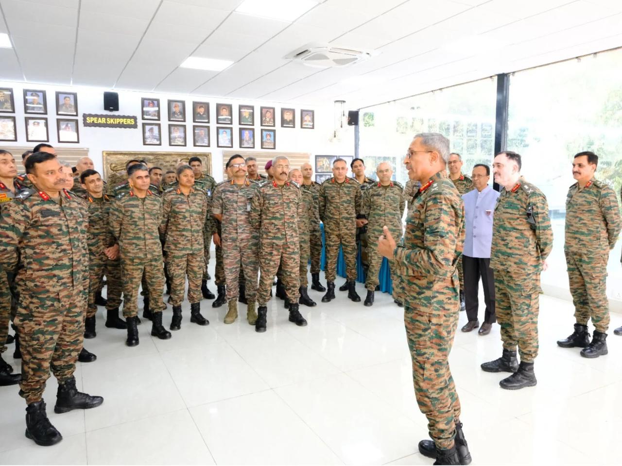 在行将退休之际，印度陆军东部军区司令蒂瓦里中将前往第3军总部兰加帕哈视察。印度陆