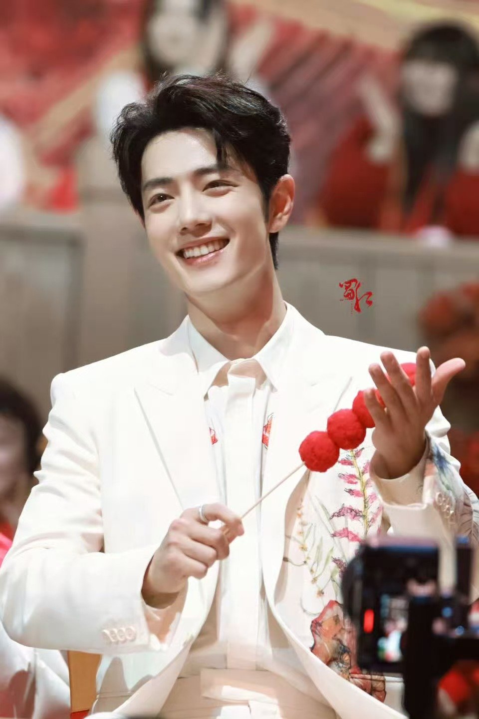 肖战站姐相机没有为别人举起过肖战站姐不参加团建的原因 肖战站姐相机没有为别人举起