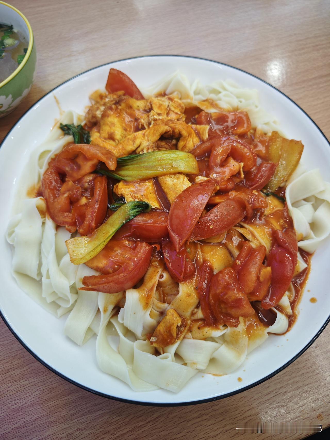 晒出我的今日美食西北人还是喜欢😍面食哦，元江现场转了一圈，饭馆更多是米线、米干