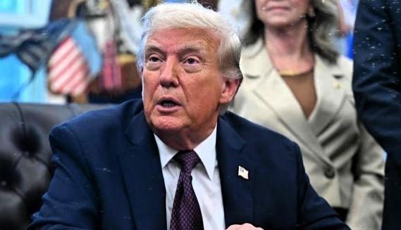 特朗普已经疯了，我为什么这么说？因为只有疯子才会亲口说国际法对他来说没有任何约束