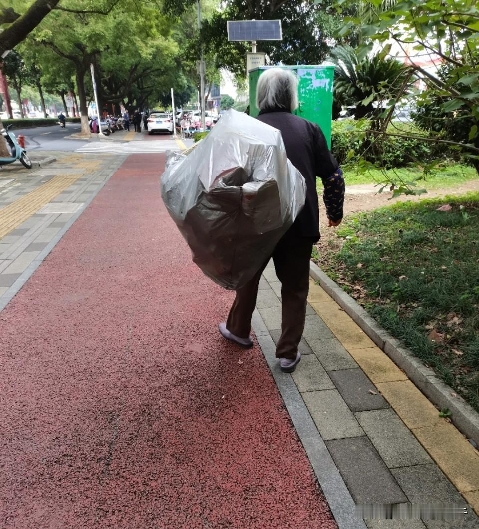 我们小区的一些老人，听说为了争抢捡废品，都吵架了
有个阿姨跟我说，他们都同时捡我