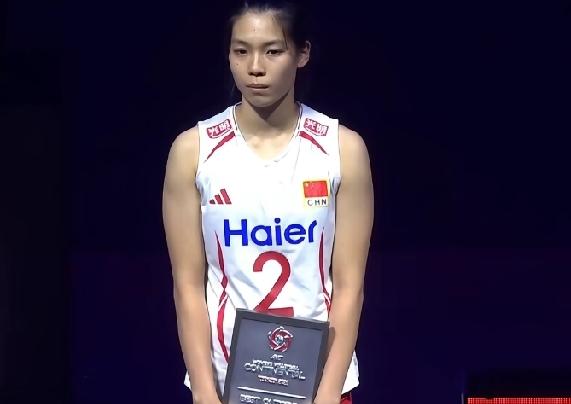 发现了吗？颁奖时站在队伍最后，中国女排主教练赵勇，似乎一直不敢面对镜头，他在想什