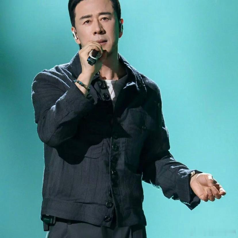 杨坤 为什么不留我多唱几首歌呢一句轻声的发问藏着满心遗憾和不舍为了这次舞台他提前