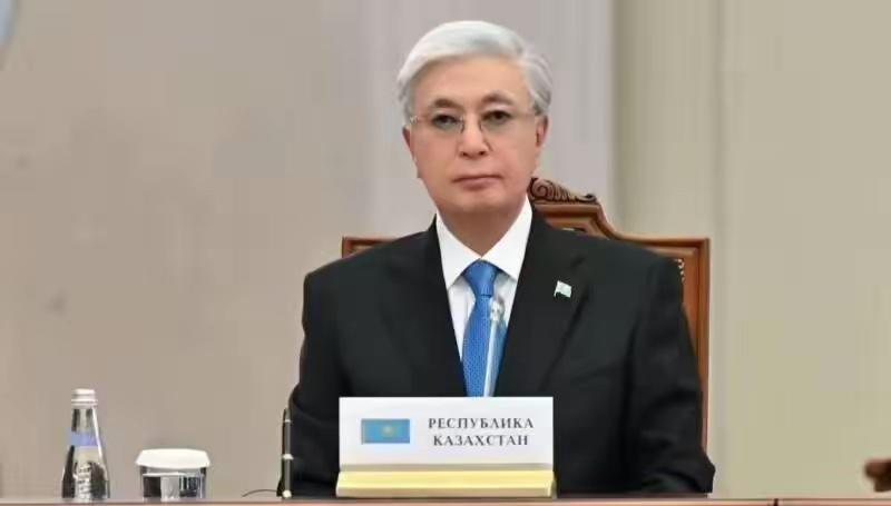 哈萨克斯坦一点面子也没给俄罗斯，普大帝脸都黑了！托卡耶夫在俄罗斯圣彼得堡出席欧亚