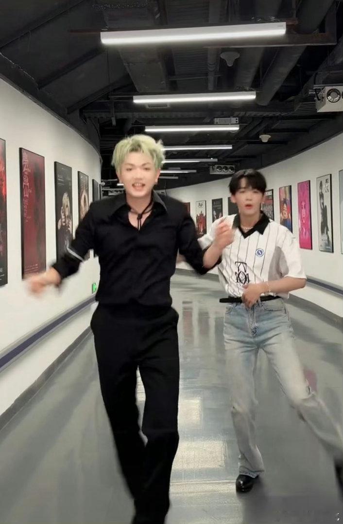 王赫野也来跳胆小鬼了 王赫野这版《胆小鬼》舞蹈太绝了！和搭档的反差感直接拉满，温