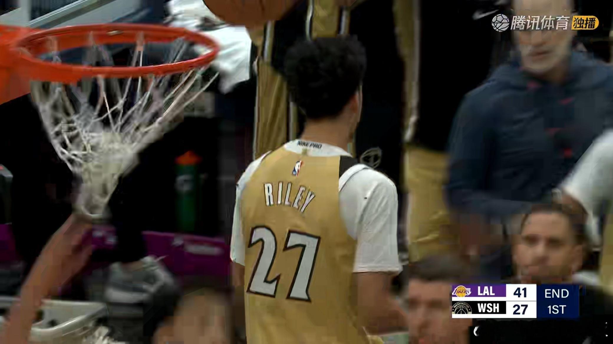 莱利抢断压哨扣进，第一节湖人41-27奇才湖人vs奇才