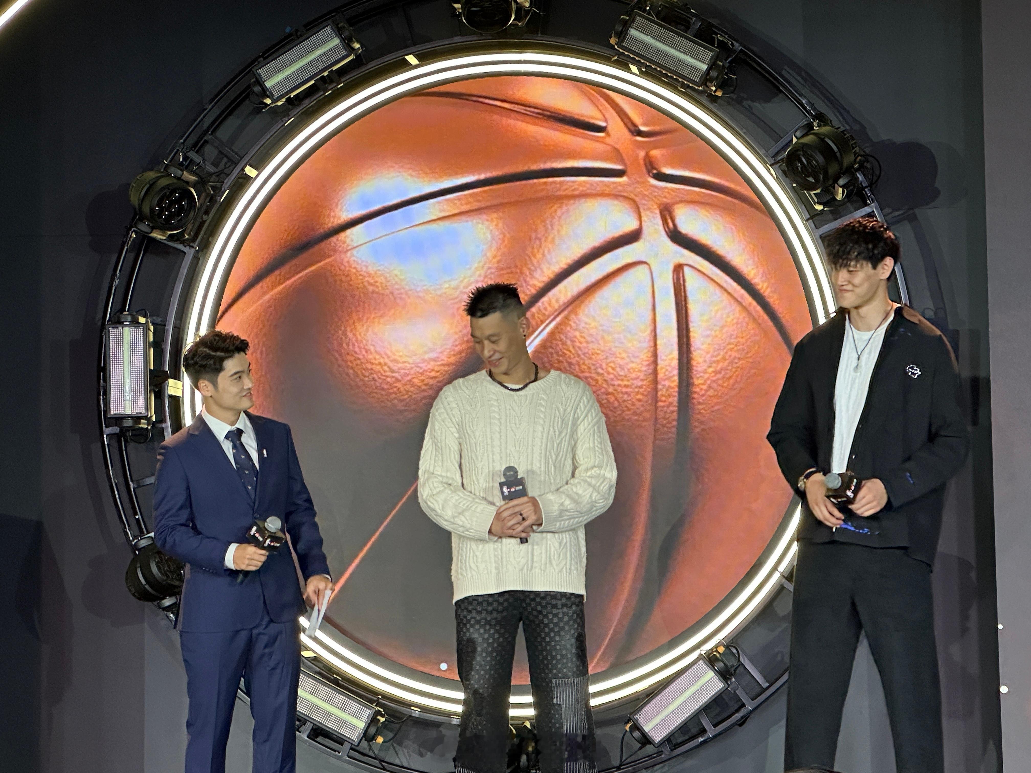 NBA与微博达成战略合作两位北京首钢球员同台了[嘻嘻]  ​​​