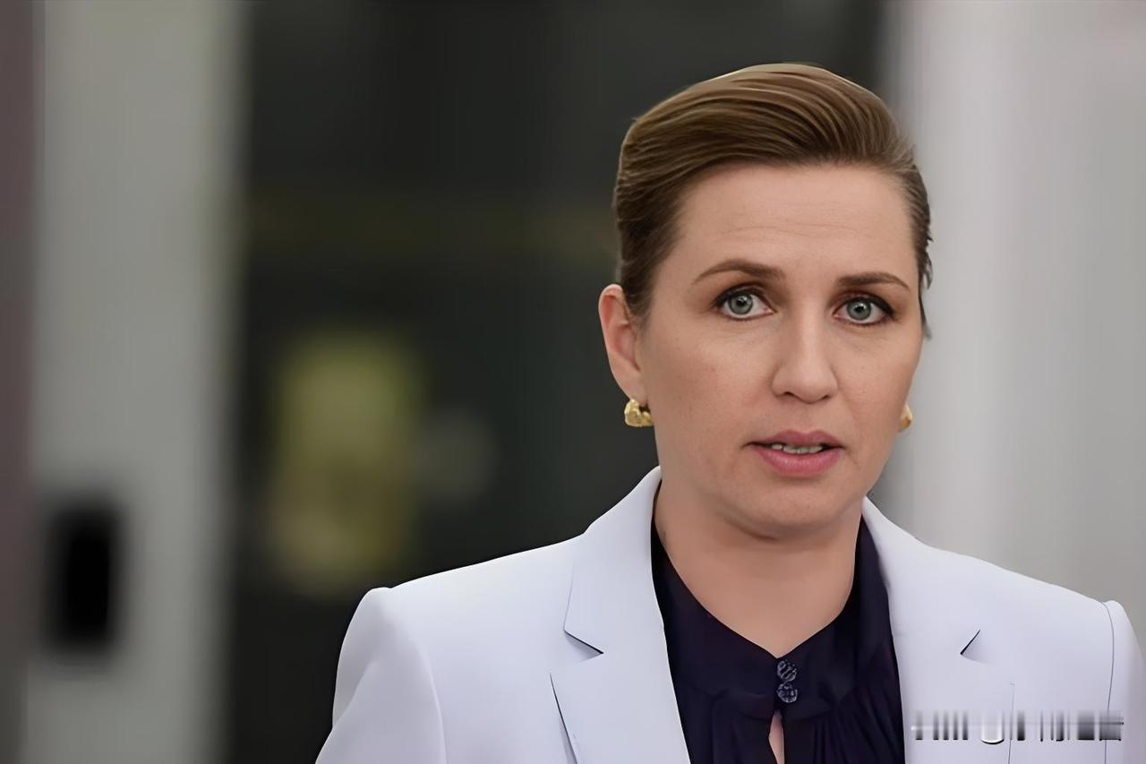 丹麦首相这脑回路，简直让人笑喷了！特朗普明晃晃威胁要抢格陵兰岛，他不想着抱团反抗