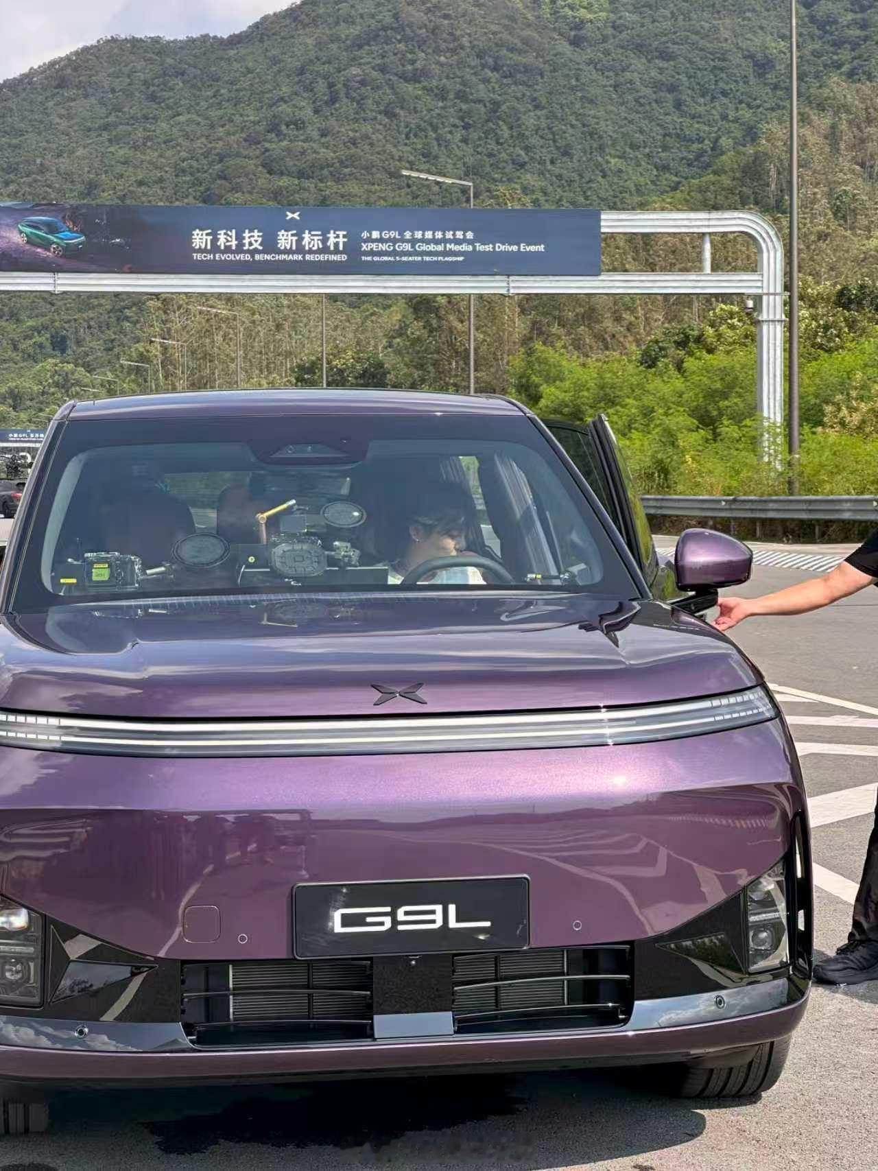 尹正动态试驾小鹏G9L尹正现身小鹏G9L动态试驾现场，亲自上手体验硬核越野科目，