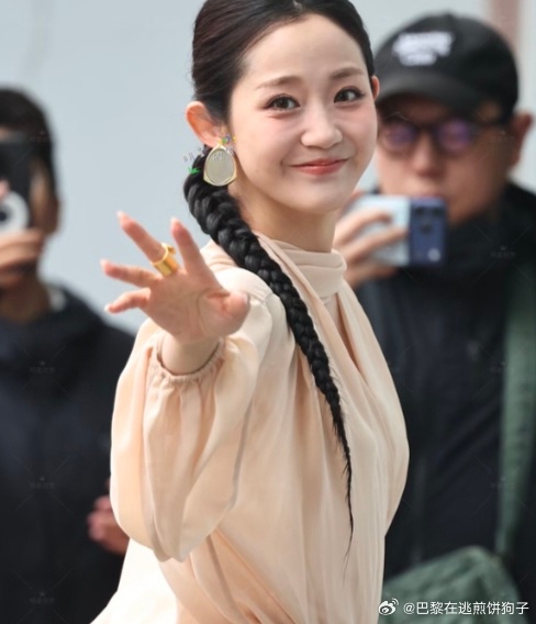 三宝说万千惠是他亲生的老婆万千惠一句“这都是姐姐有啥不放心的”，回应得又飒又稳。