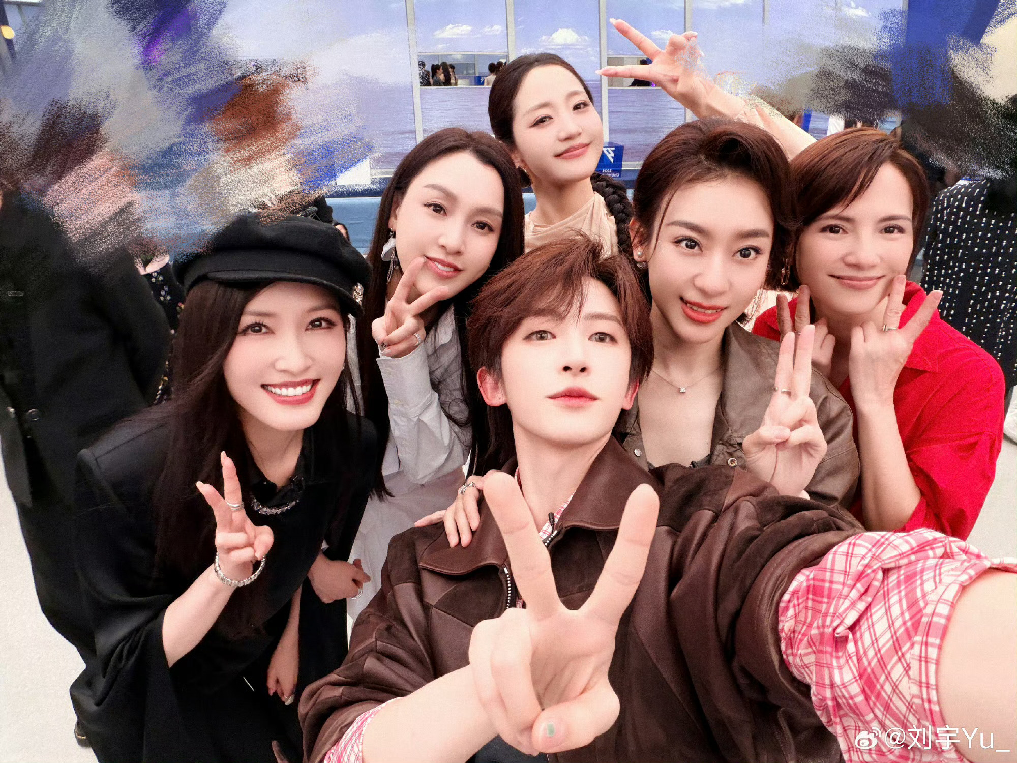 刘宇晒浪姐合照刘宇晒浪姐合照，是谁和这么多姐姐合照了呀，送考人”的新体验😎，收