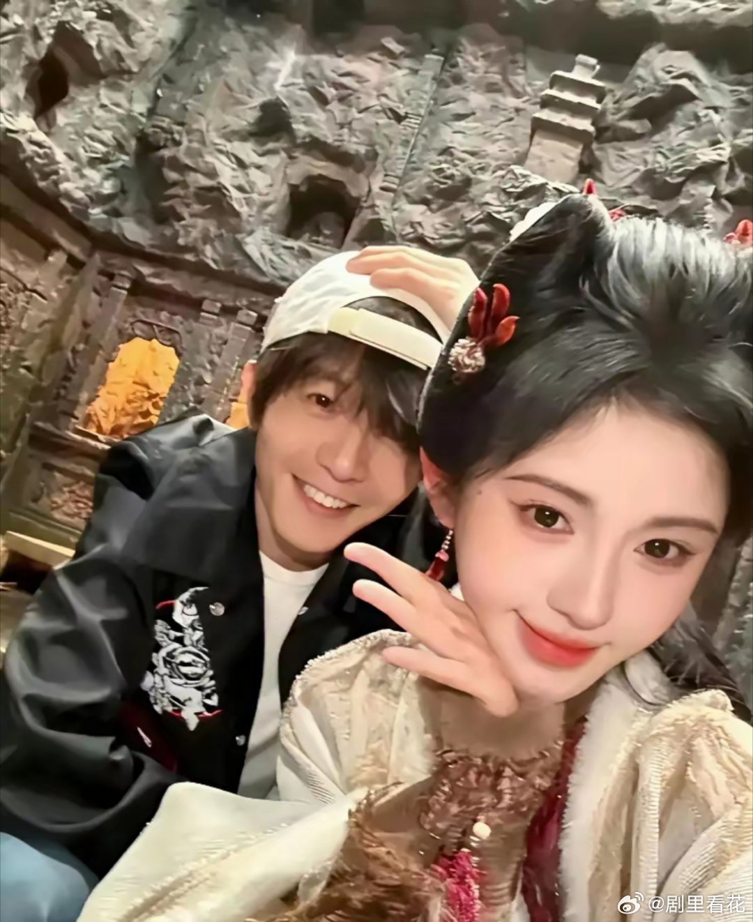 郭敬明现在应该很着急！原本他导演的《月鳞绮记》就快要上线播出了，没想到丝芭又跳出