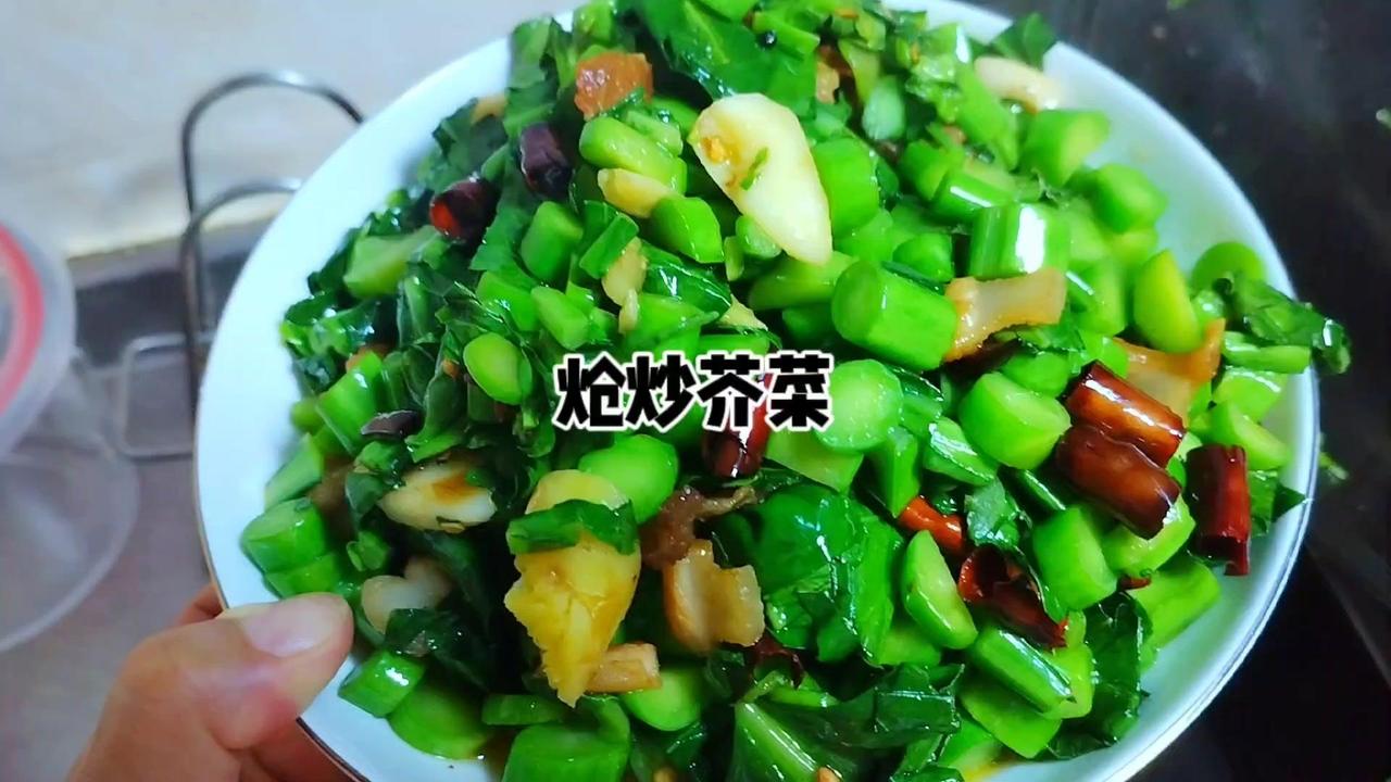 🥬食材：芥菜、五花肉、生姜、大蒜、干辣椒、干花椒、油、盐、味精

🥬做法：