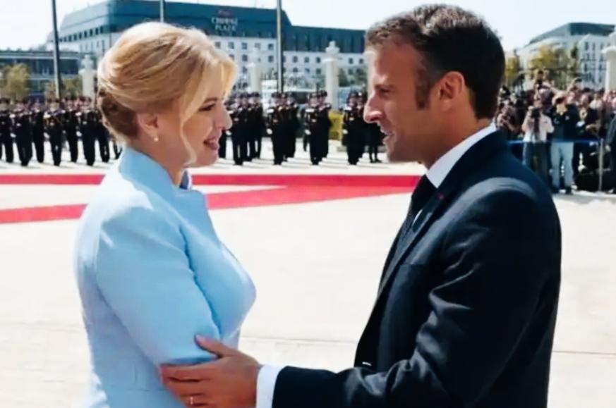 马克龙和斯洛伐克前总统苏珊娜互相对视的眼神是不是很特别啊？
两人互相看向对方的眼