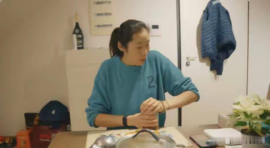 一个人在国外打球，朱婷每天原来这么过：

  她除了日常训练和打比赛，自己也常常